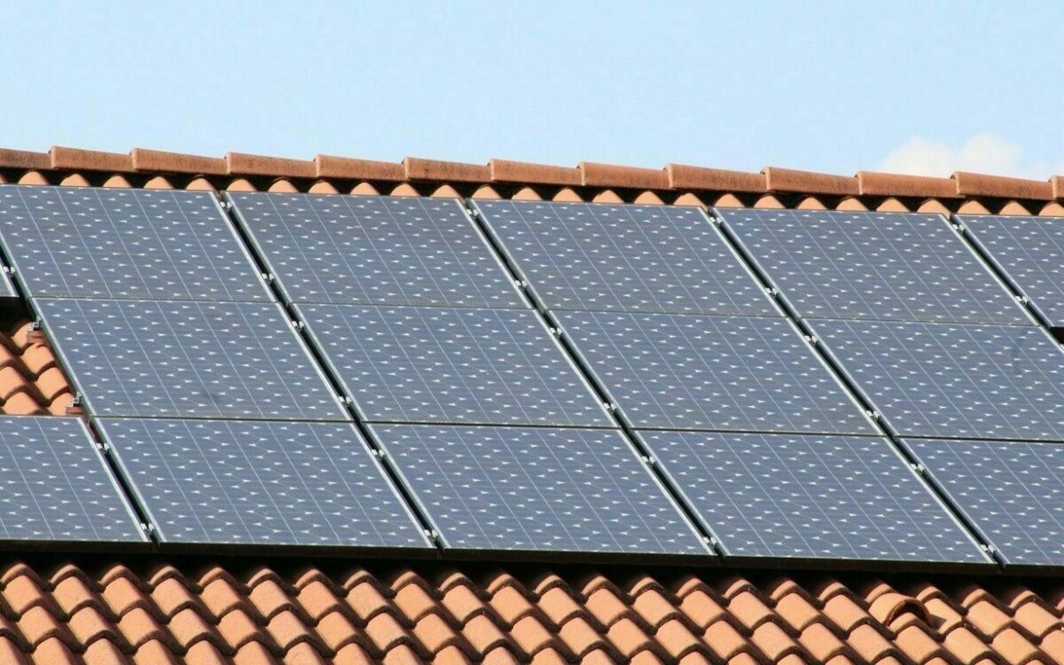 Ein Dach mit einer Solaranlage für Photovoltaik Ein Dach mit einer Solaranlage für Photovoltaik
